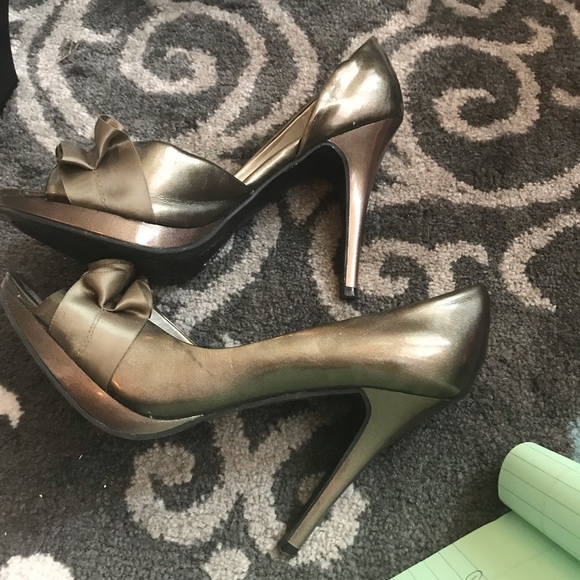 2 Pairs of Metallic Stilettos 8 1/2 Guess + Santan - Picture 7 of 8